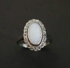 Bague Sertie d'Une Opale, Entourage Diamants.