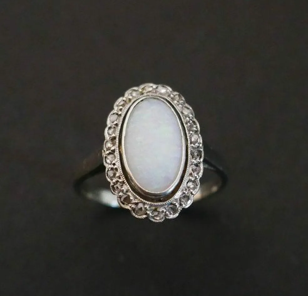 Bague Sertie d'Une Opale, Entourage Diamants.