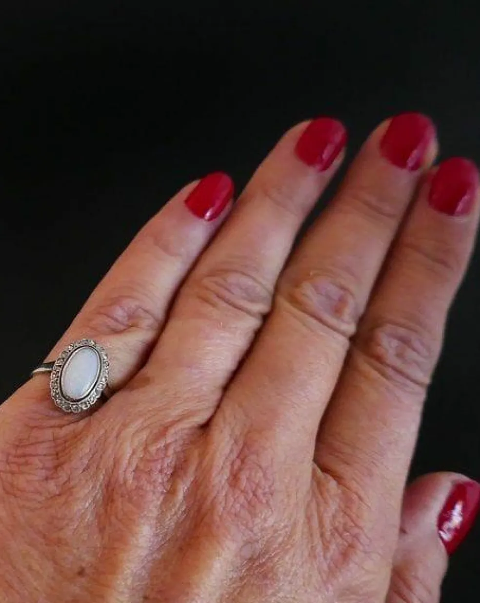 Bague Sertie d'Une Opale, Entourage Diamants.