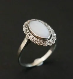 Bague Sertie d'Une Opale, Entourage Diamants.