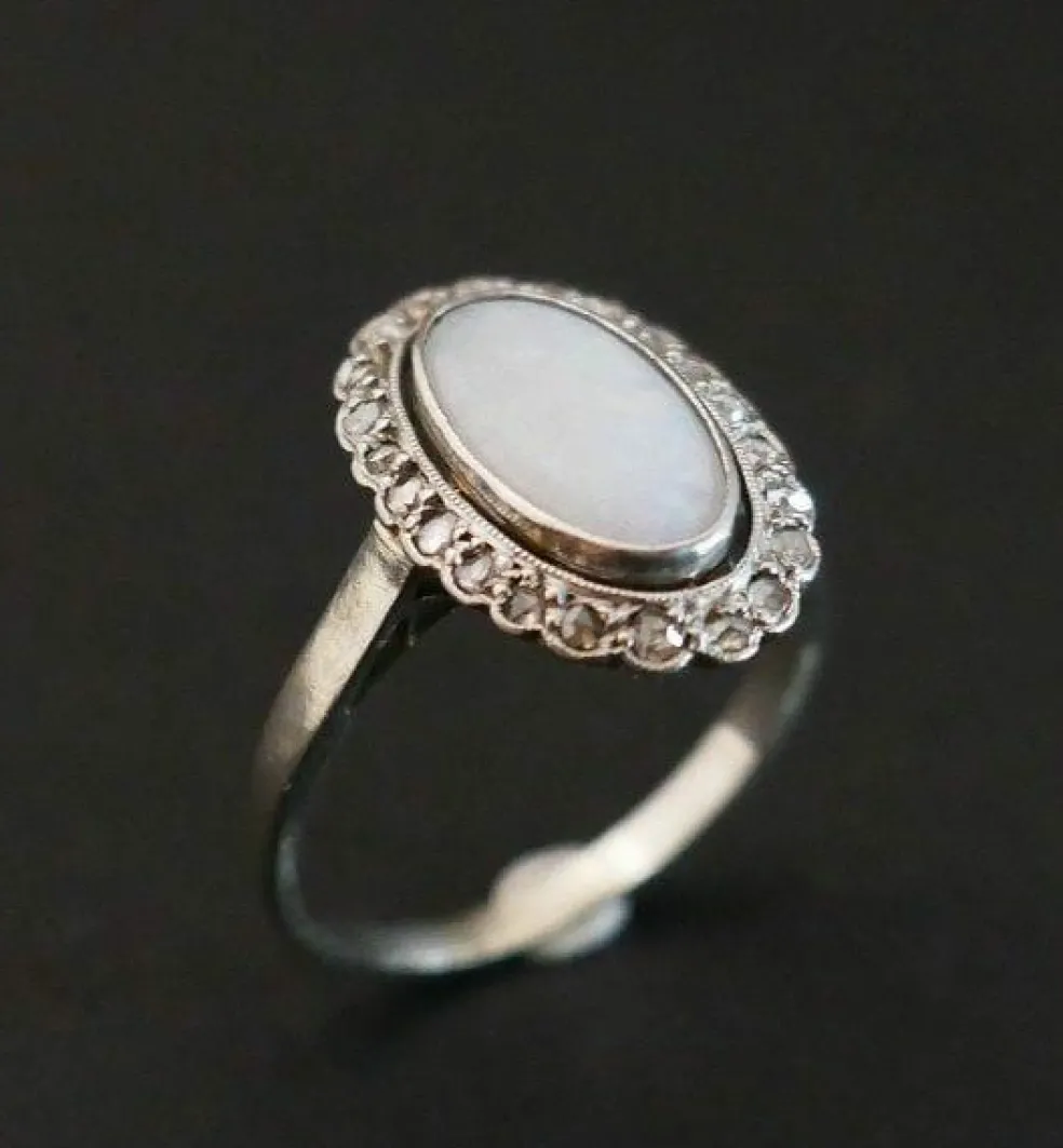 Bague Sertie d'Une Opale, Entourage Diamants.