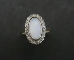 Bague Sertie d'Une Opale, Entourage Diamants.