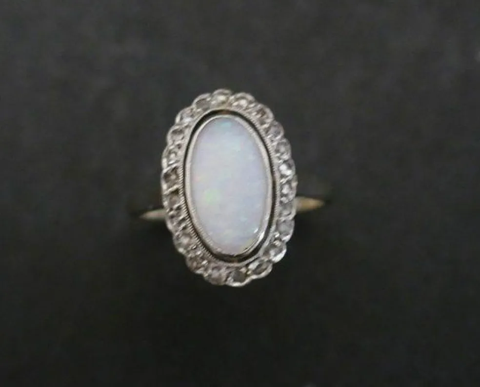 Bague Sertie d'Une Opale, Entourage Diamants.