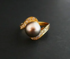 Bague sertie d'une Perle de Tahiti et Diamants
