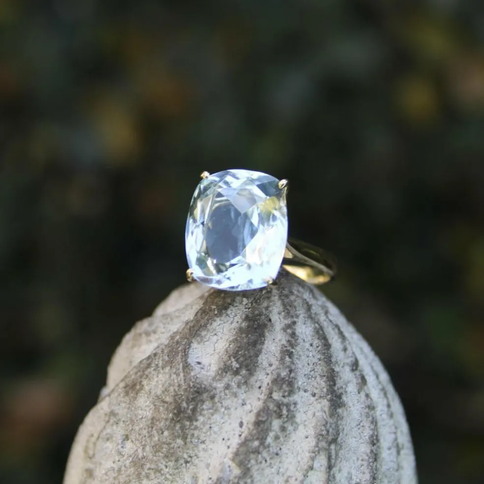 Bague Signature en or 14 carats et topaze bleu clair 6 carats