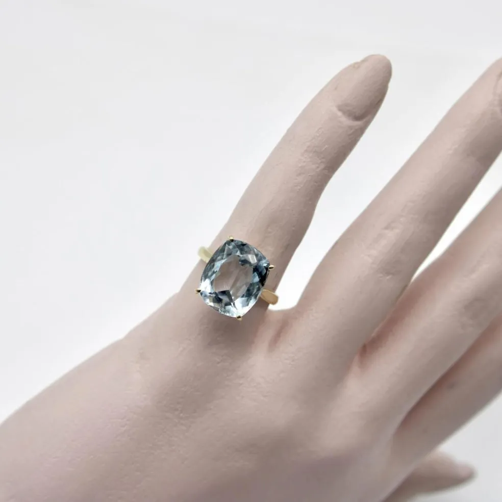 Bague Signature en or 14 carats et topaze bleu clair 6 carats