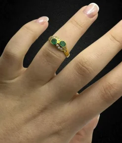 Bague sinueuse avec émeraudes et diamants