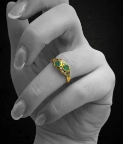 Bague sinueuse avec émeraudes et diamants