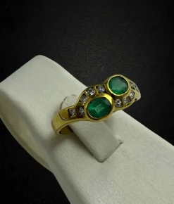 Bague sinueuse avec émeraudes et diamants