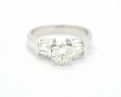 Bague solitaire 0,80 ct et baguettes latérales