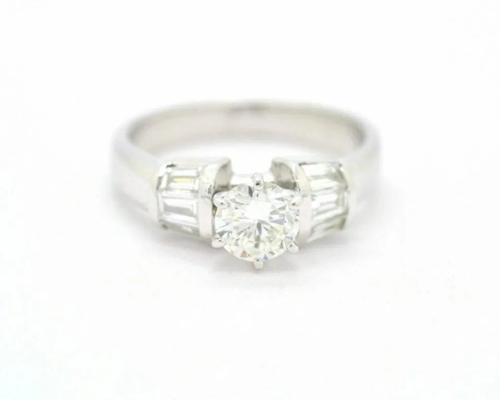 Bague solitaire 0,80 ct et baguettes latérales