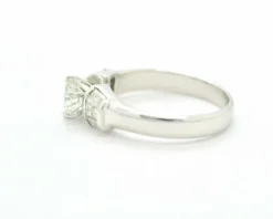 Bague solitaire 0,80 ct et baguettes latérales