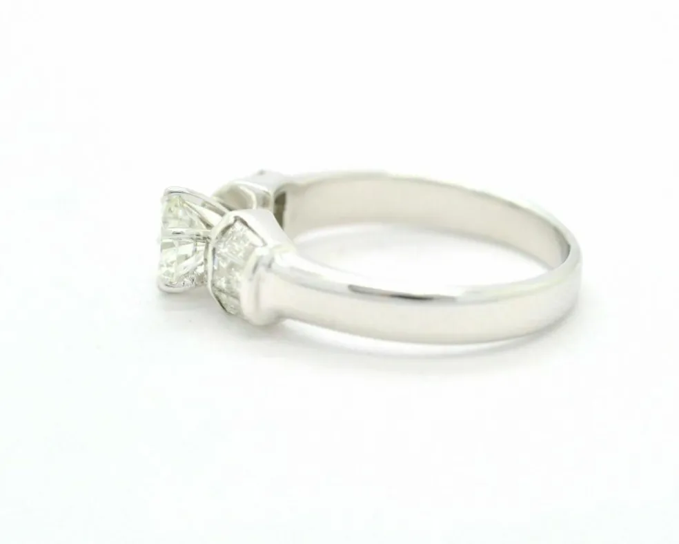 Bague solitaire 0,80 ct et baguettes latérales