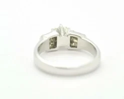 Bague solitaire 0,80 ct et baguettes latérales