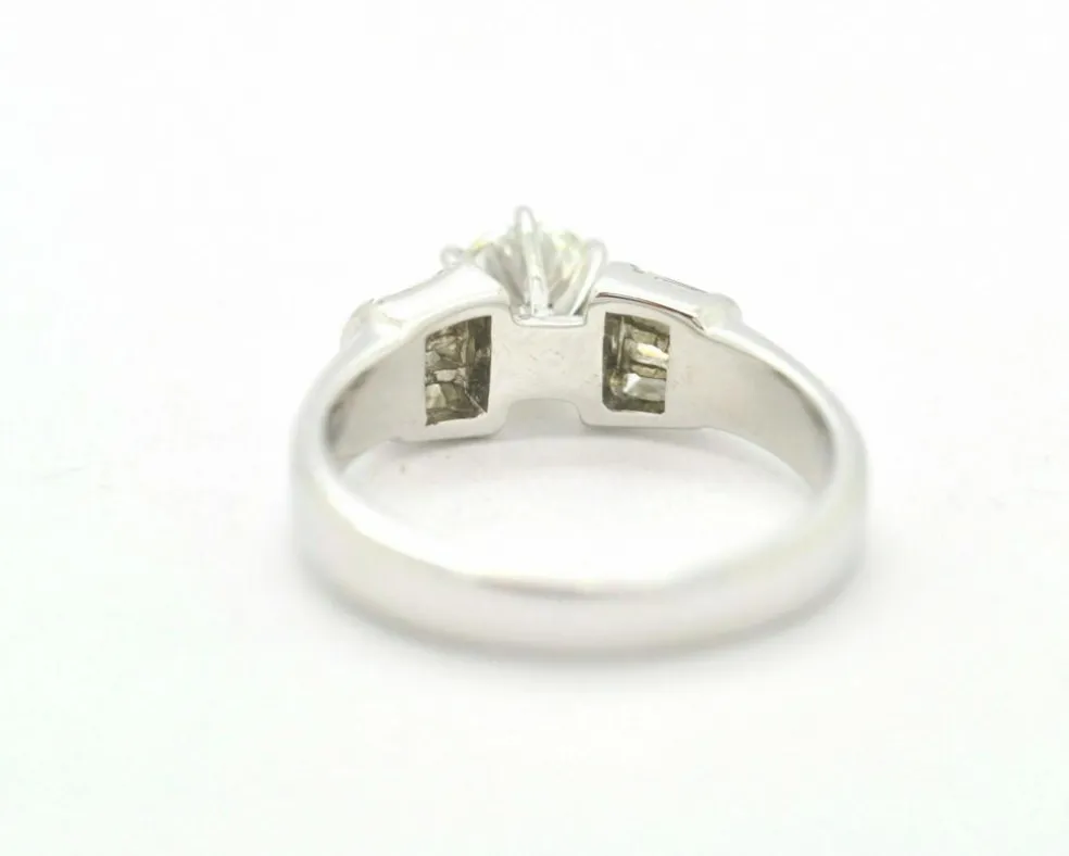 Bague solitaire 0,80 ct et baguettes latérales