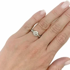Bague solitaire accompagné diamants baguette.