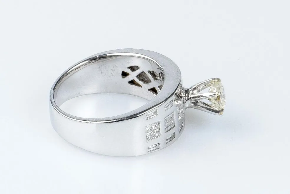 Bague Solitaire accompagné diamant 0.45ct