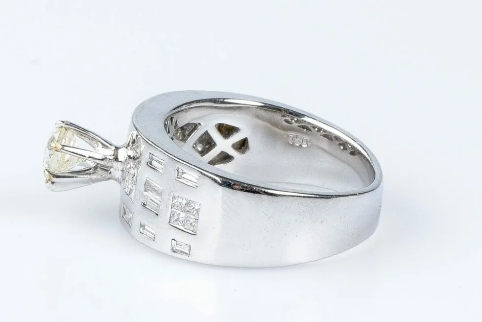 Bague Solitaire accompagné diamant 0.45ct
