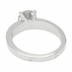Bague solitaire accompagné diamants baguette.