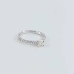 Bague Solitaire accompagné