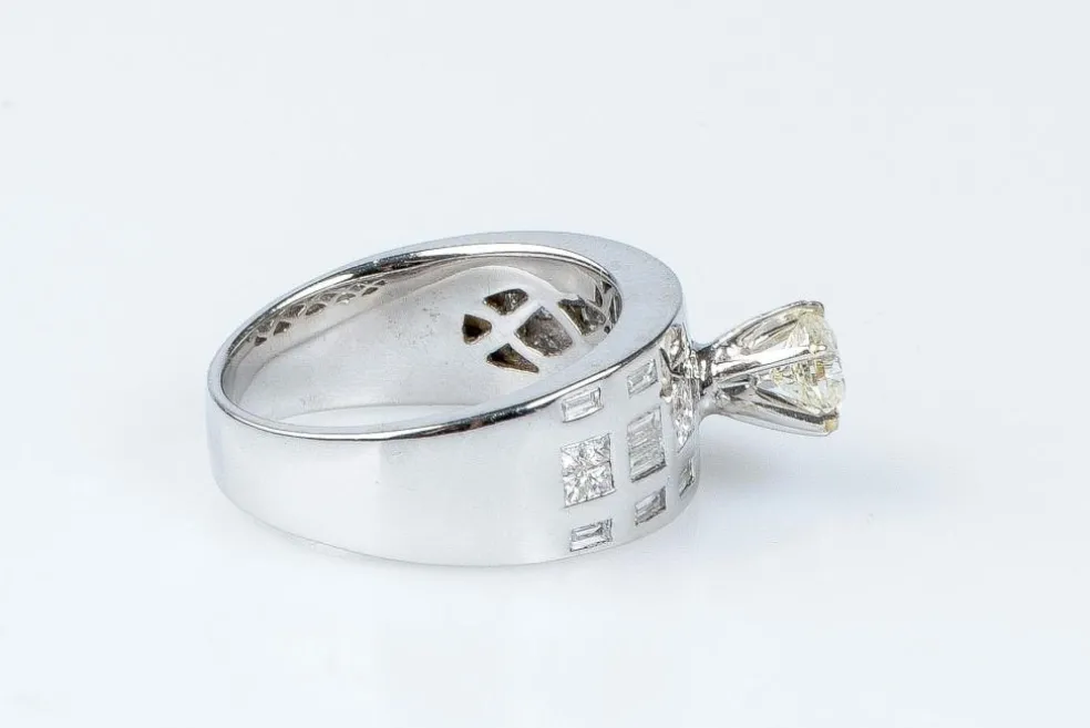 Bague Solitaire accompagné diamant 0.45ct