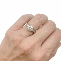 Bague solitaire accompagné diamants baguette.