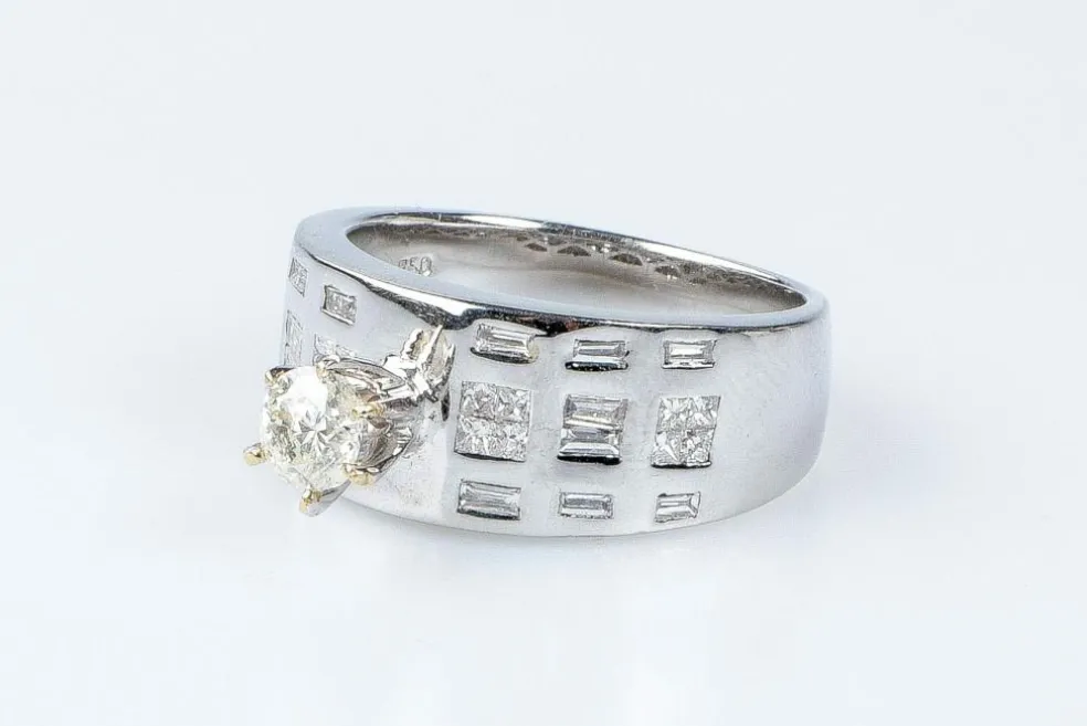Bague Solitaire accompagné diamant 0.45ct