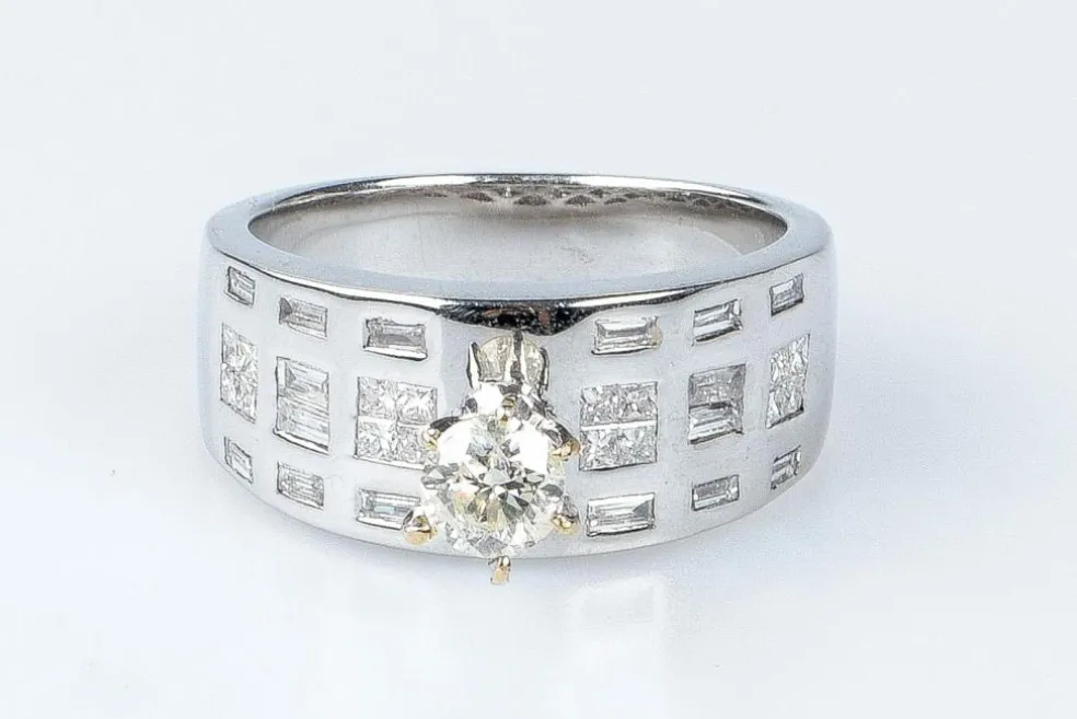 Bague Solitaire accompagné diamant 0.45ct