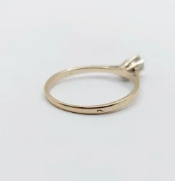 Bague solitaire art déco or blanc ornée d'un diamant taille brillant