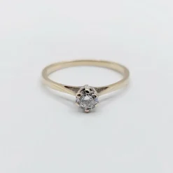 Bague solitaire art déco or blanc ornée d'un diamant taille brillant