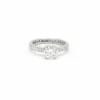 Bague solitaire avec centre et diamants sur la tige