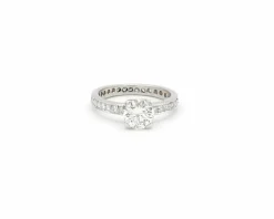 Bague solitaire avec centre et diamants sur la tige
