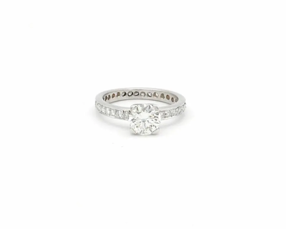 Bague solitaire avec centre et diamants sur la tige