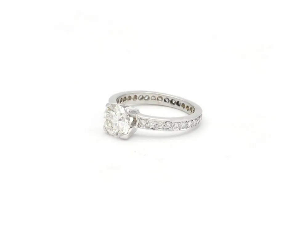 Bague solitaire avec centre et diamants sur la tige