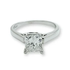 Bague solitaire avec diamant en platine
