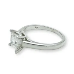 Bague solitaire avec diamant en platine