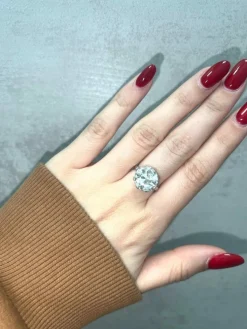 Bague solitaire avec un énorme et magnifique diamant