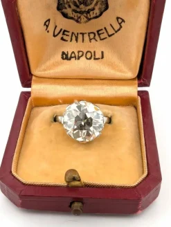 Bague solitaire avec un énorme et magnifique diamant