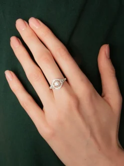 Bague Solitaire Diamant entouré pavage de brillants
