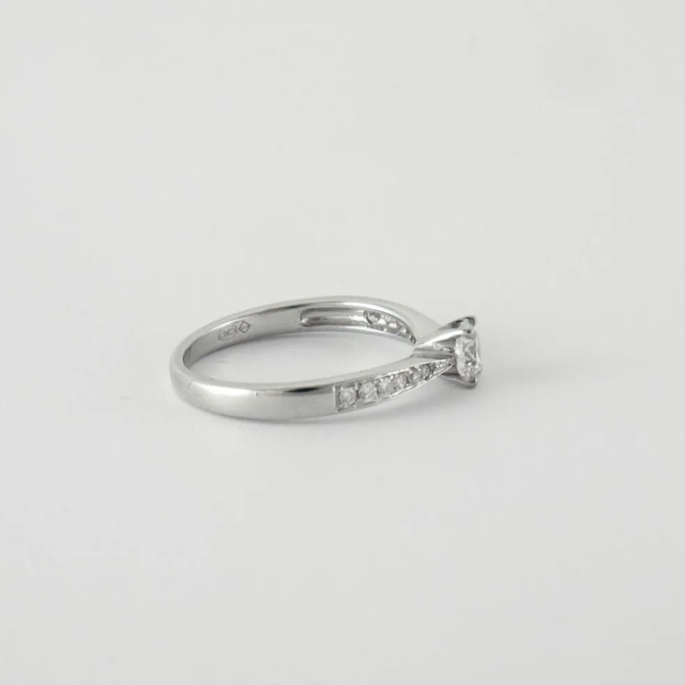 Bague Solitaire diamant épaulé