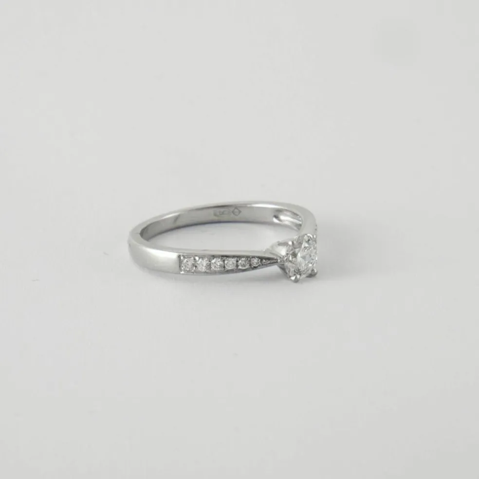 Bague Solitaire diamant épaulé