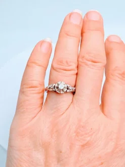 Bague solitaire diamant vintage en or gris 18K