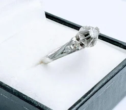 Bague solitaire diamant vintage en or gris 18K