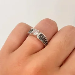 Bague Solitaire Diamants blanc et noirs