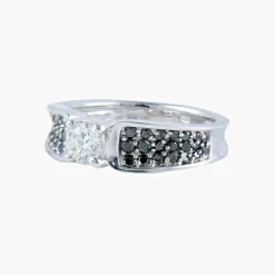 Bague Solitaire Diamants blanc et noirs