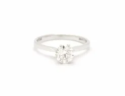 Bague solitaire en or blanc certifié HRD