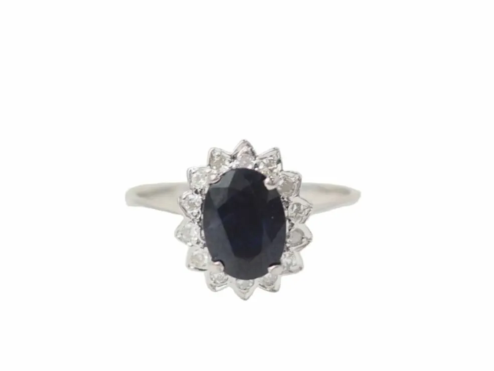 Bague solitaire en or blanc, diamants et saphir ovale