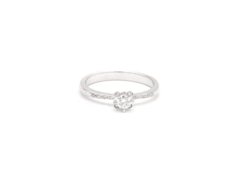 Bague solitaire en or blanc avec pavé sur la tige