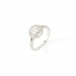 Bague solitaire en or blanc et ornée de diamants taille brillant.