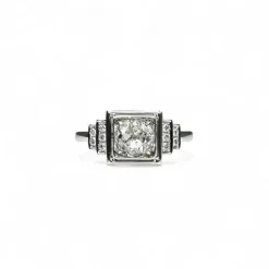 Bague solitaire en or blanc serti de diamants.